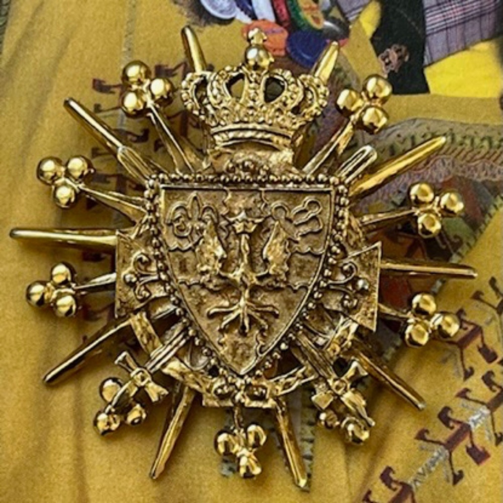 P.E.P. Brooch Gold Crest
